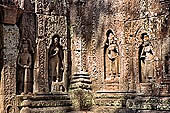 Ta Som temple - bas reliefs of devatas